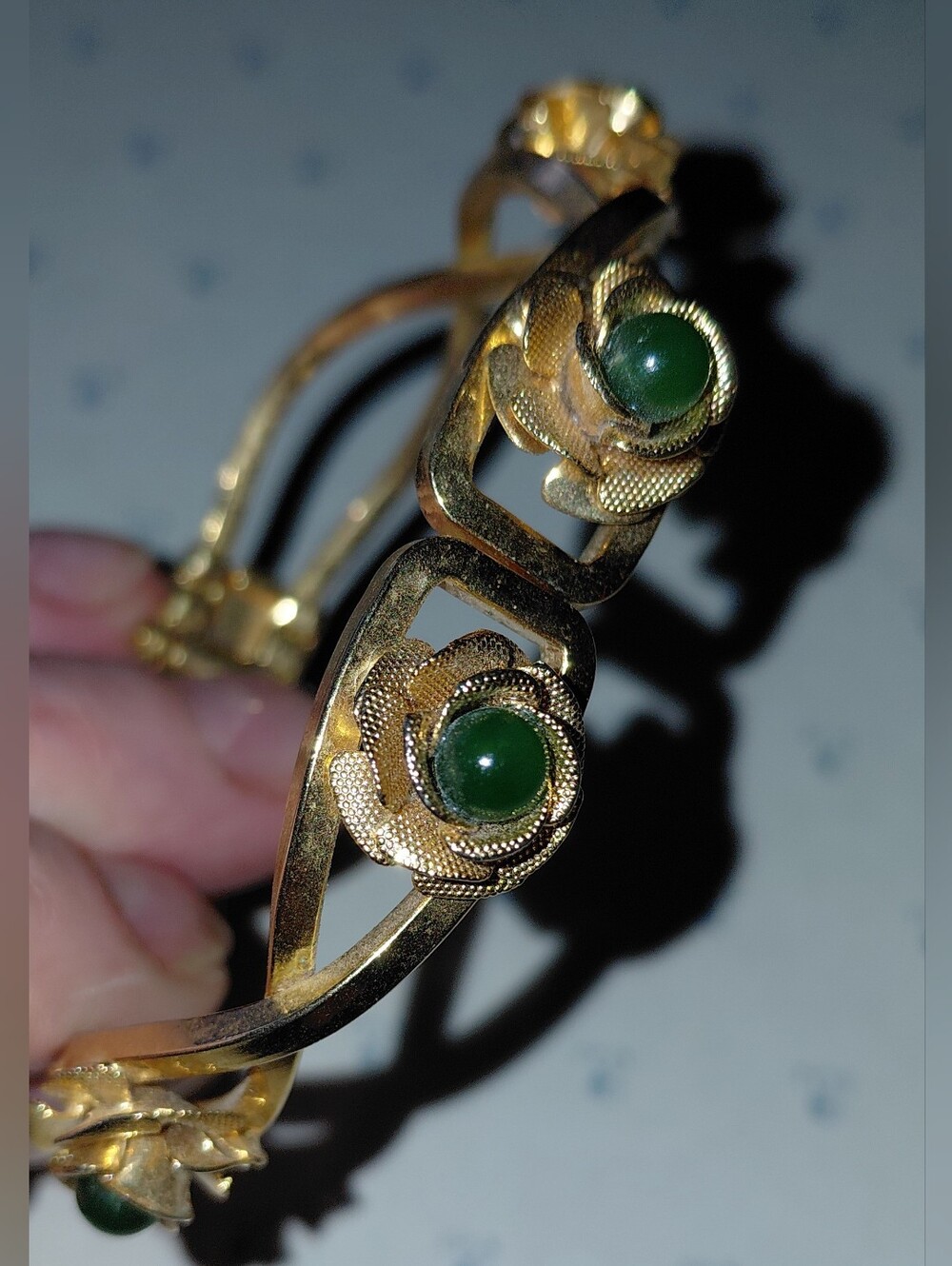 Vintage gold-plated hindged clamper bracelet green stones, nwot